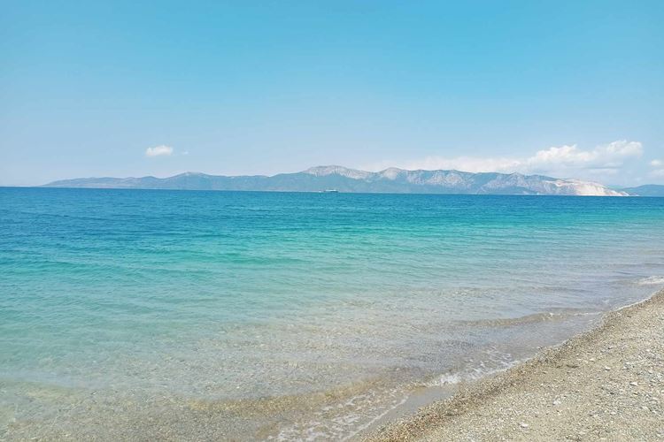 pláž v letovisku Pefki, ostrov Evia, Řecko, KM TRAVEL